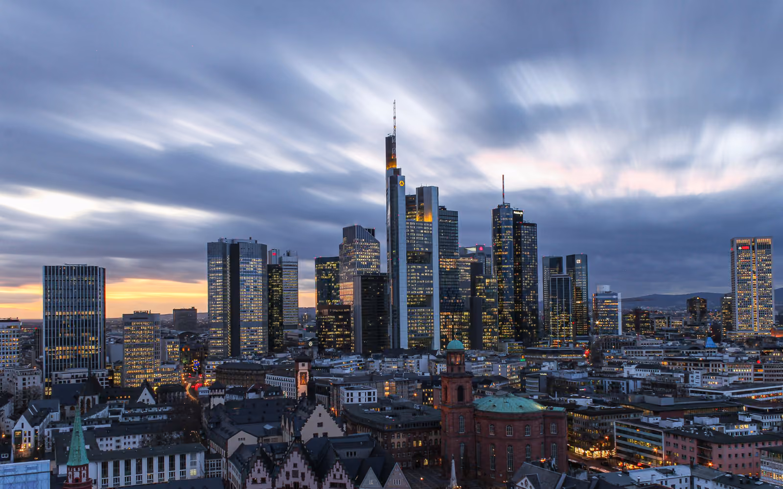 Skyline von Frankfurt am Main in der Abenddämmerung