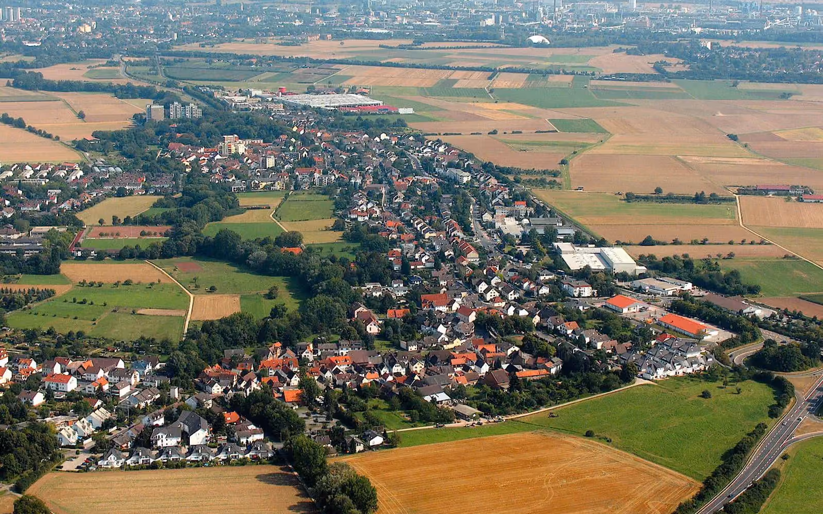 Luftaufnahme von Liederbach am Taunus mit Frankfurt im Hintergrund